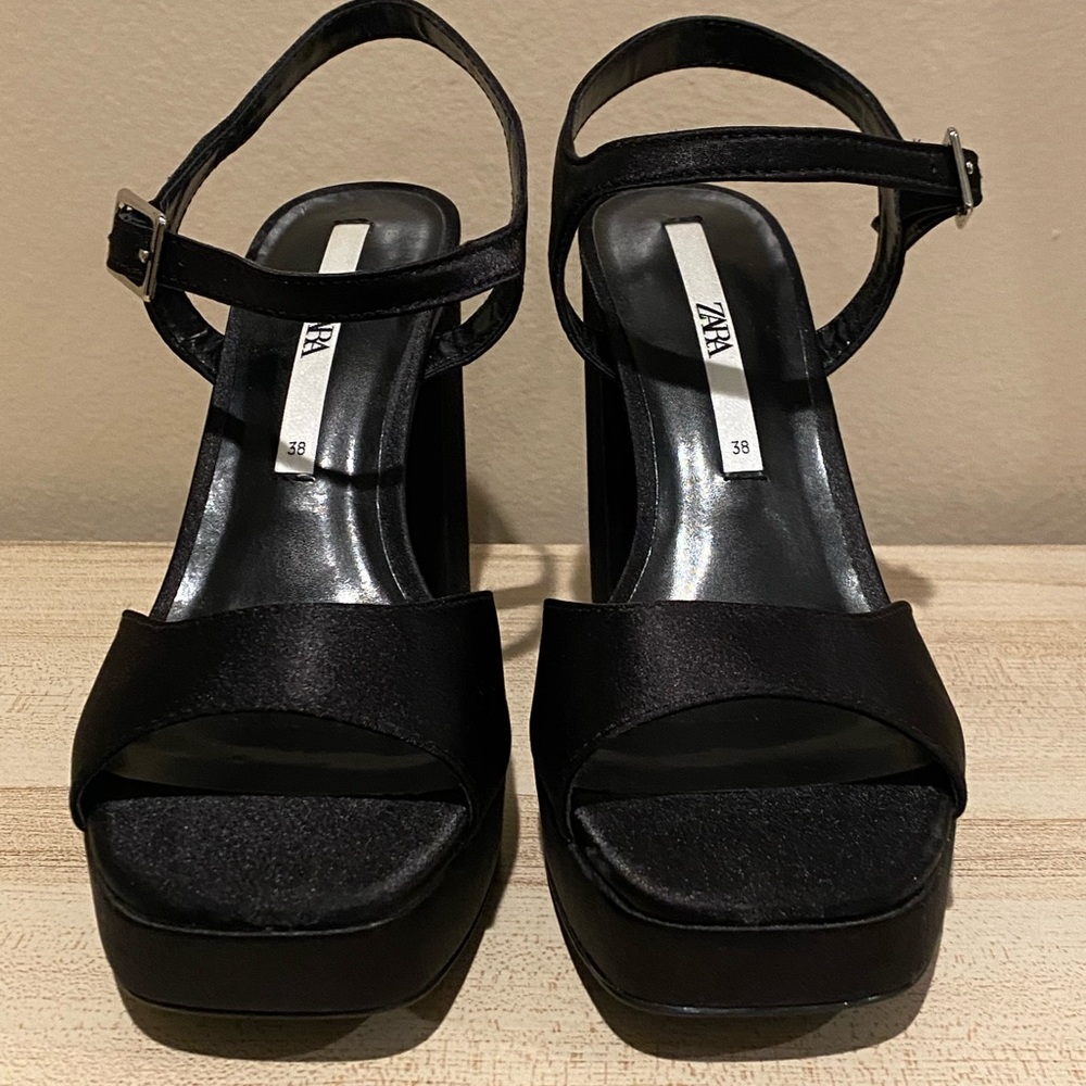 New without tags black open toe platform chunky heels